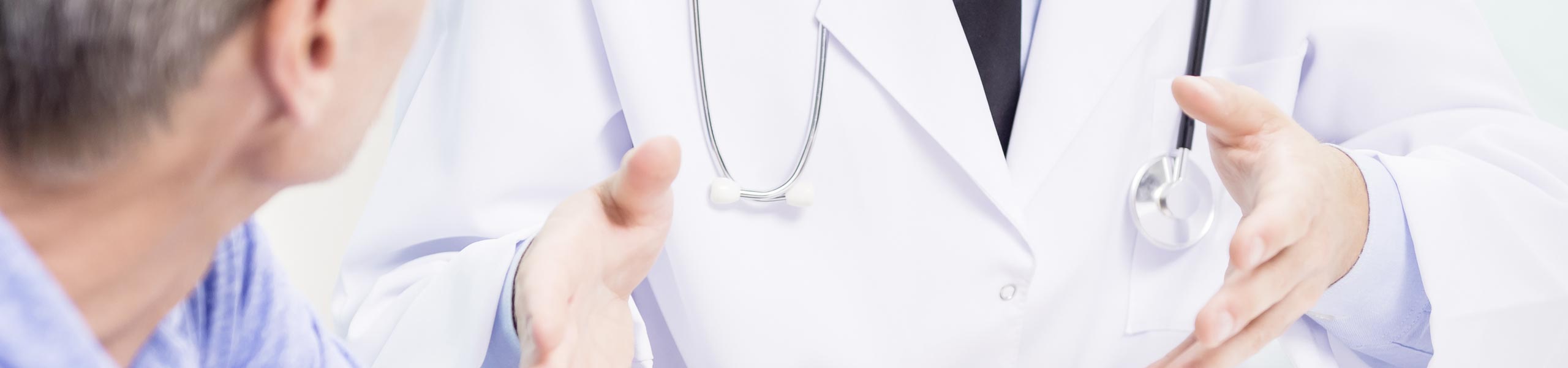 Arzt erklärt Patient etwas